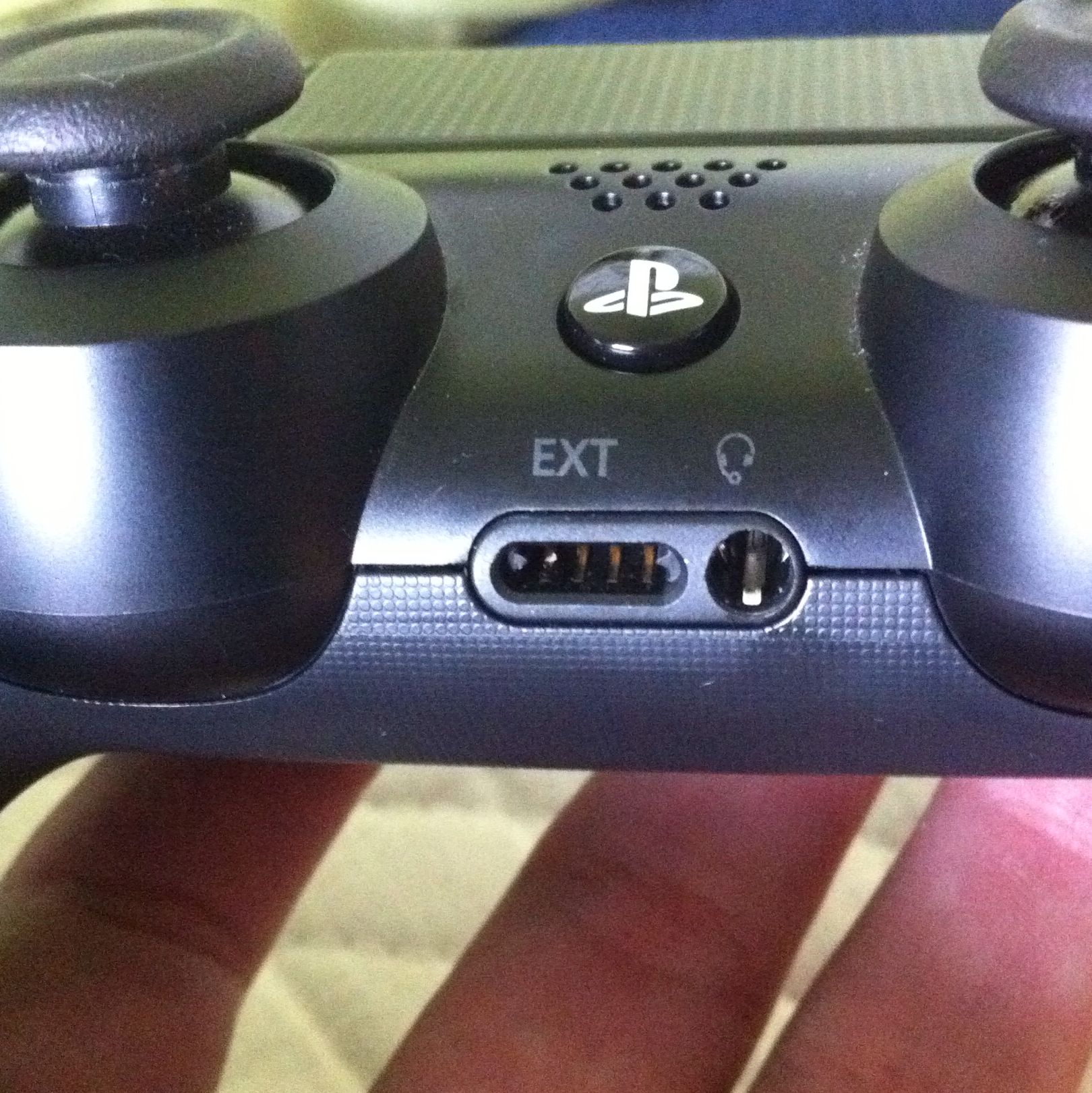 Wofür ist der EXT anschluss hinten an den PS4 Controller?
